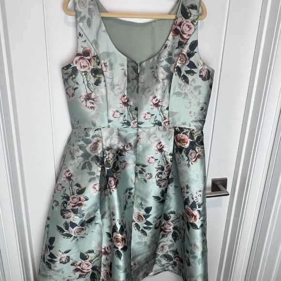 NWT Chi Chi London Plus Size Floral Midi Dress Green Size 14 - Picture 5 of 6